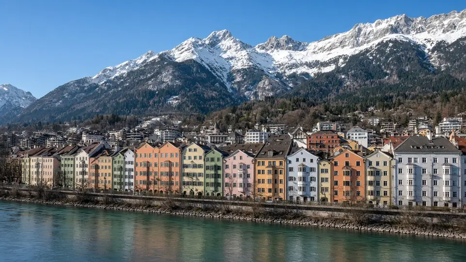 IPTV Innsbruck: bunte Häuser am Inn vor der verschneiten Nordkette