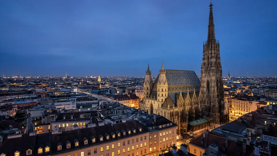 IPTV Wien: der Stephansdom zur blauen Stunde über den Dächern der Innenstadt