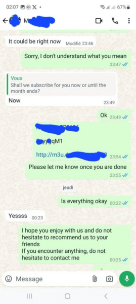 Zufriedene österreichische Familie genießt IPTV Österreich Abonnement